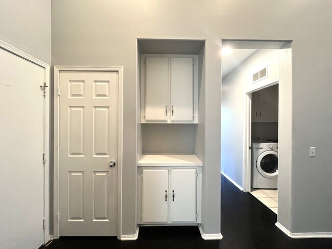 Building Photo - 3 bed, 2 bath located in Corona, CA!