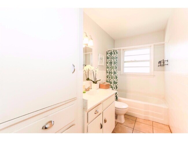 Building Photo - Beautiful Home Located Near Elementary & P...