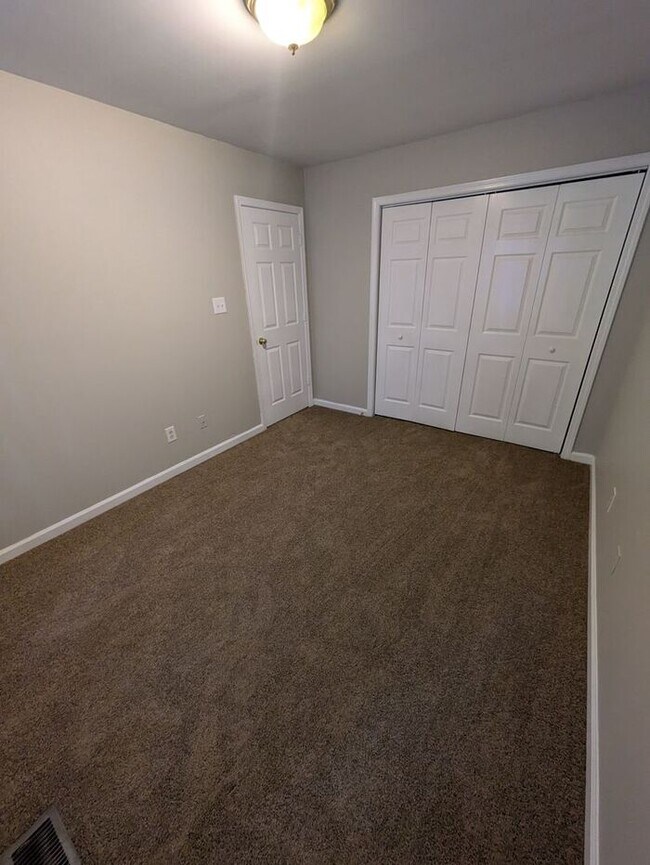 Building Photo - 2BD/1.5BA Townhome in Strawberry Patch Complex