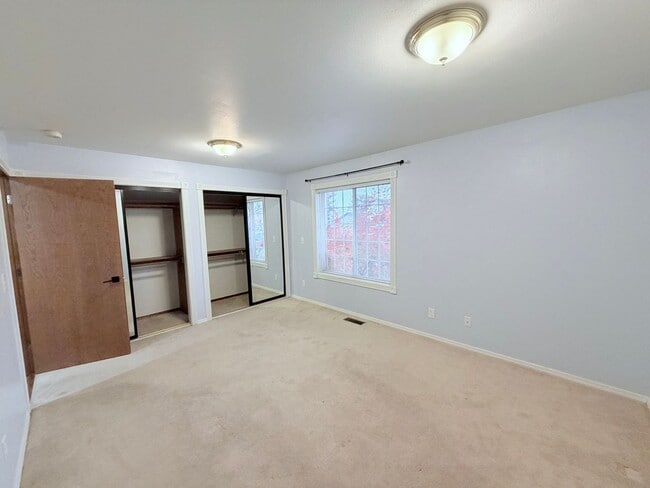 Building Photo - Beautiful Craftsman Style Rambler Must See!!