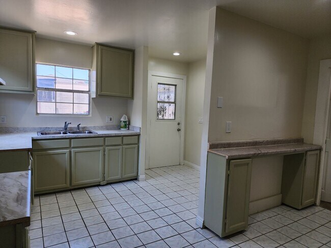 Building Photo - Charming 3 Bedroom / 2 Bathroom Home with ...
