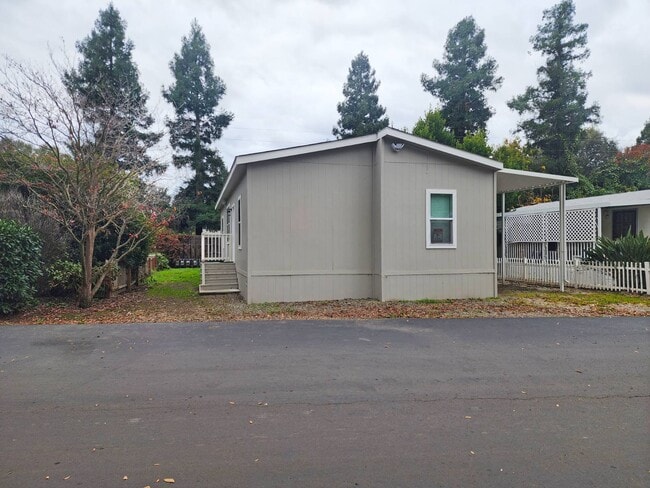 Building Photo - 370 E Lassen Ave