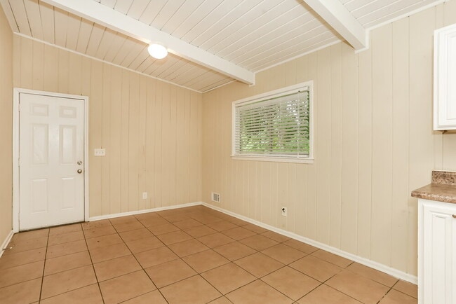 Building Photo - 2410 Ridgeway Dr