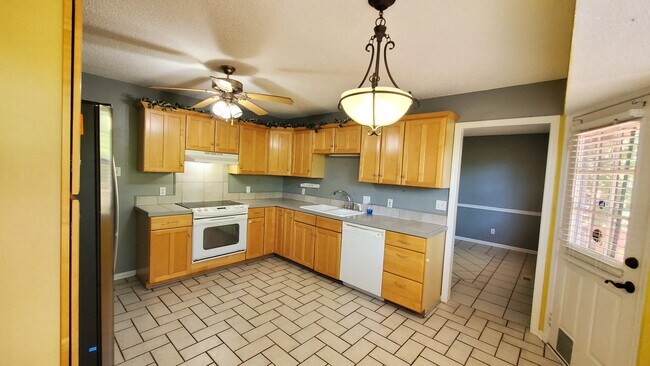 Building Photo - 1 Pine Way Ct