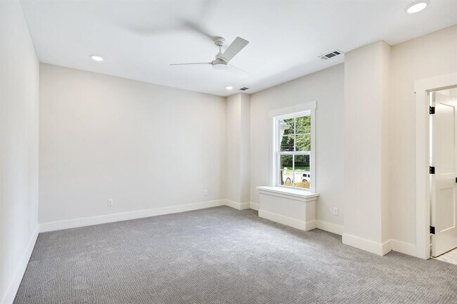 Building Photo - 352 Avon Rd