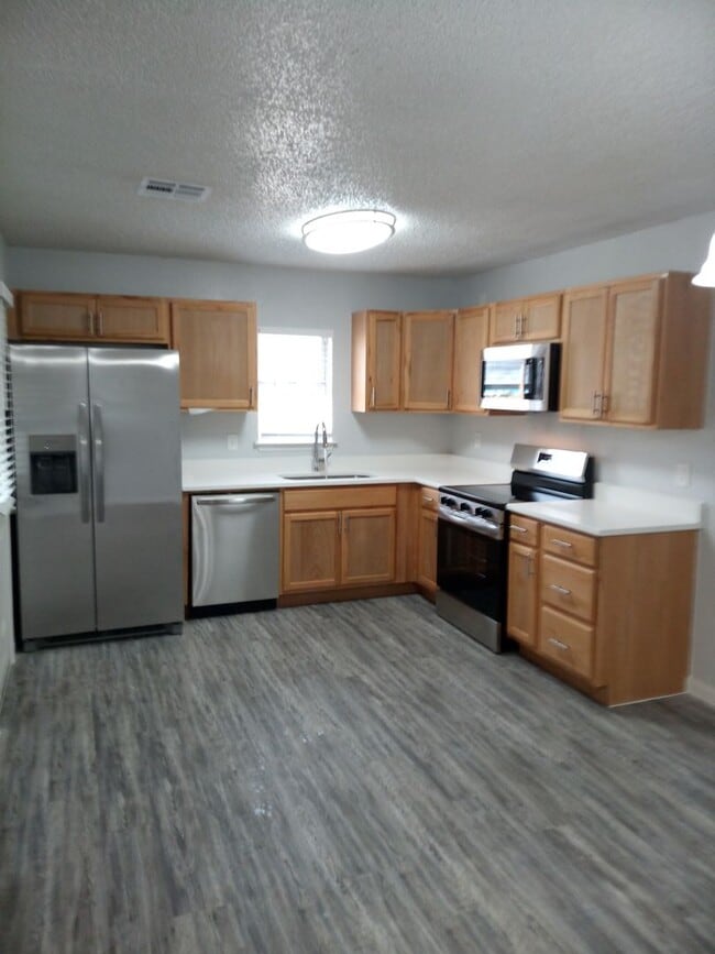 Primary Photo - Modern 2-Bedroom Home in Heritage Neighbor...