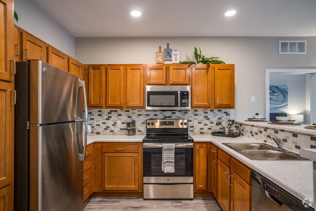 2 BR, 2 BA - 971SF - Club 715 Apartments