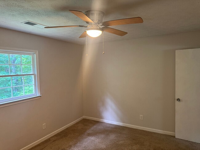 Building Photo - Room in House on Willowbrook Dr