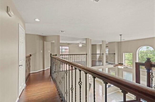 Building Photo - 10807 Oak Bayou Ln