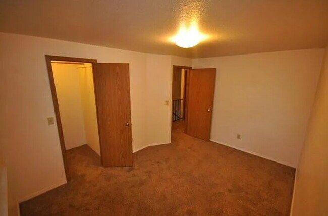 Building Photo - "Charming 2-Bedroom Retreat with Modern Co...