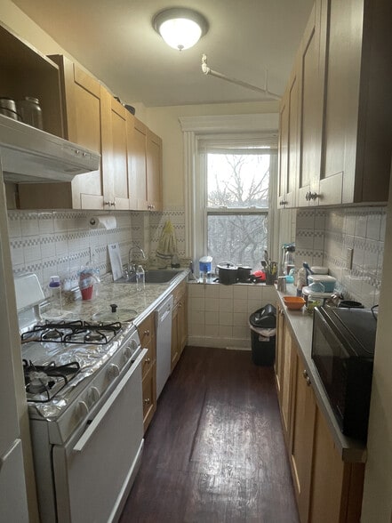 Building Photo - 352 Riverway