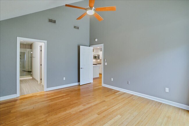 Building Photo - 405 River Pl