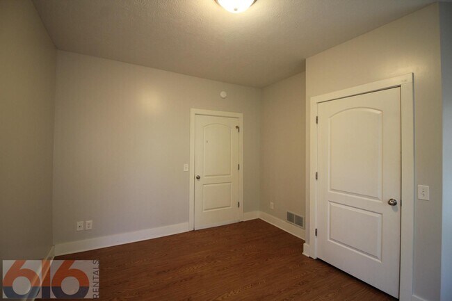 Building Photo - 858 Dayton St SW