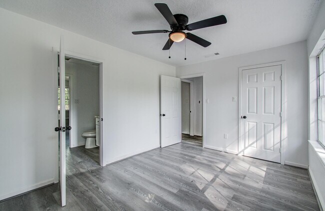 Building Photo - 808 Stone Mountain Dr
