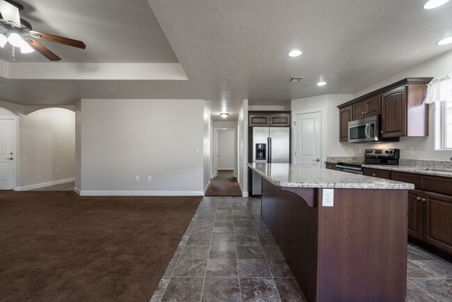 Building Photo - 3 bed 2 bath home with fully-fenced yard