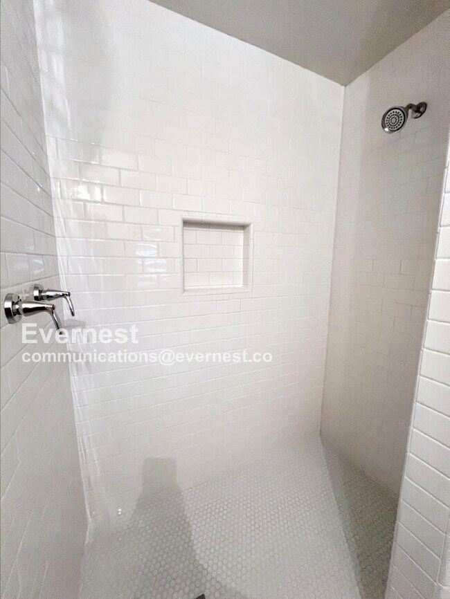 Building Photo - 801 W Earll Dr