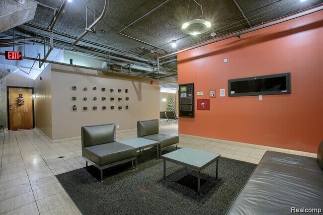 Building Photo - 6533 E Jefferson Ave