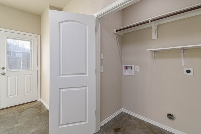 Building Photo - 15786 Cottonwood Dr