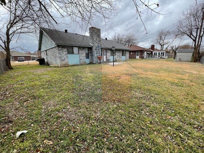 Building Photo - 1303 August Dr