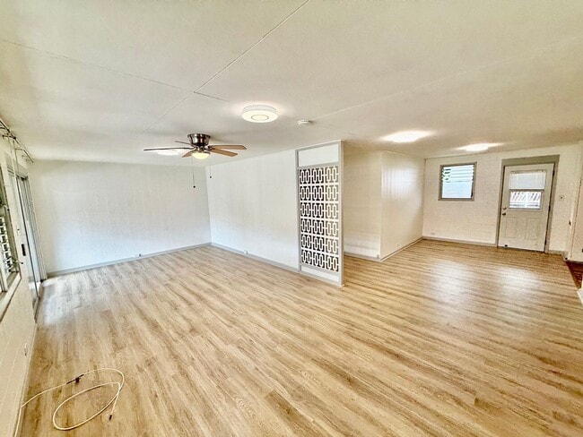 Building Photo - 4/2/3 + Office Space - Single Family Home Located in Kaimuki - Great Location!