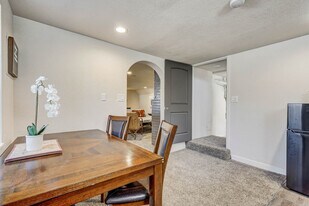 Building Photo - 2022 Woodburn St