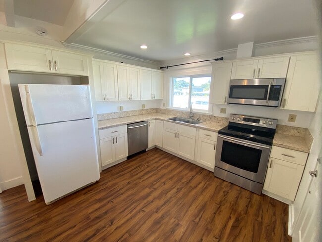 Building Photo - 3 Bedroom, 1.5 Baths