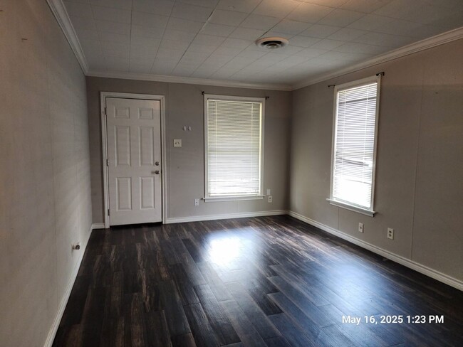 Building Photo - Cute and Cozy Home!