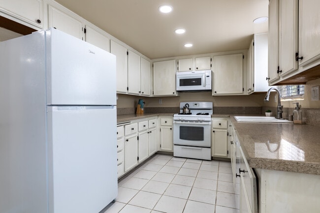 Building Photo - 21249 Figueroa St