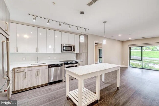 Building Photo - 145 Riverhaven Dr