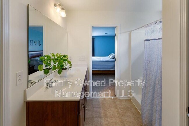 Building Photo - 159 Meadow Wood Rd