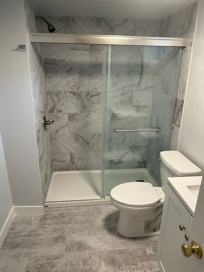 Building Photo - Fantastic 4 Bed 2 Bath 2 living rooms - Available NOW!