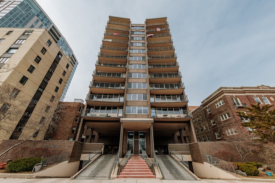 Building Photo - 1919 N Summit Ave