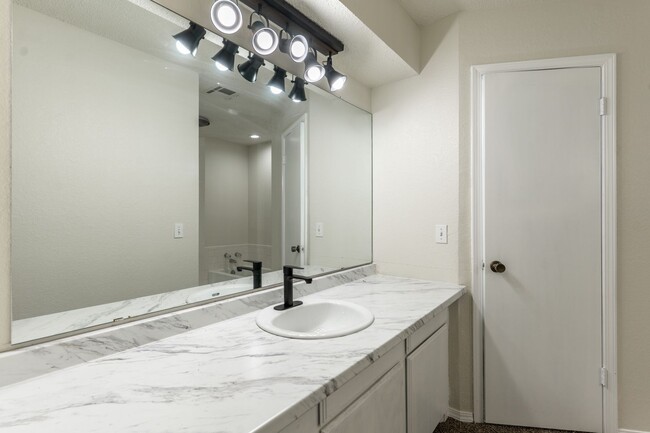 Building Photo - Rent to Own Home Available in Oklahoma City!