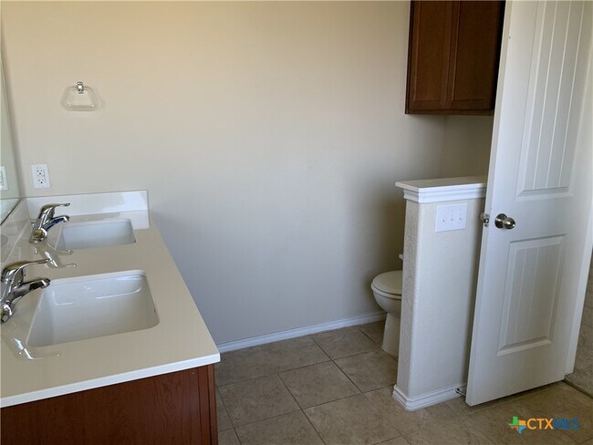 Building Photo - 5331 Dauphin Dr