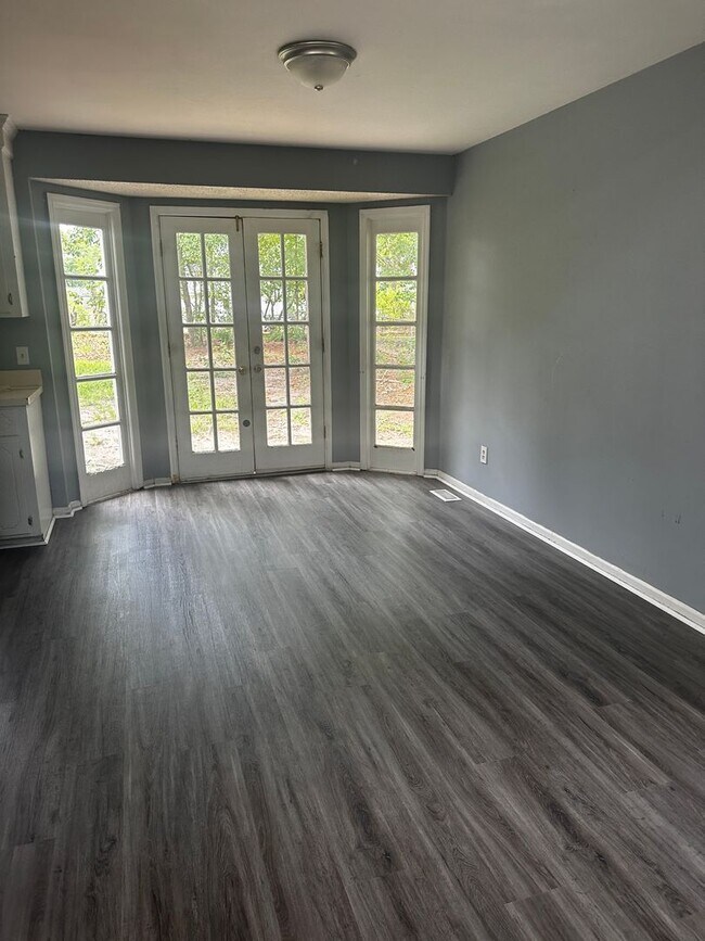 Building Photo - Rare 5 Bedroom Home