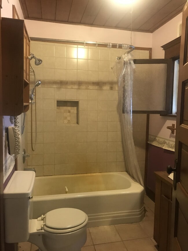 Building Photo - 208 S Main St