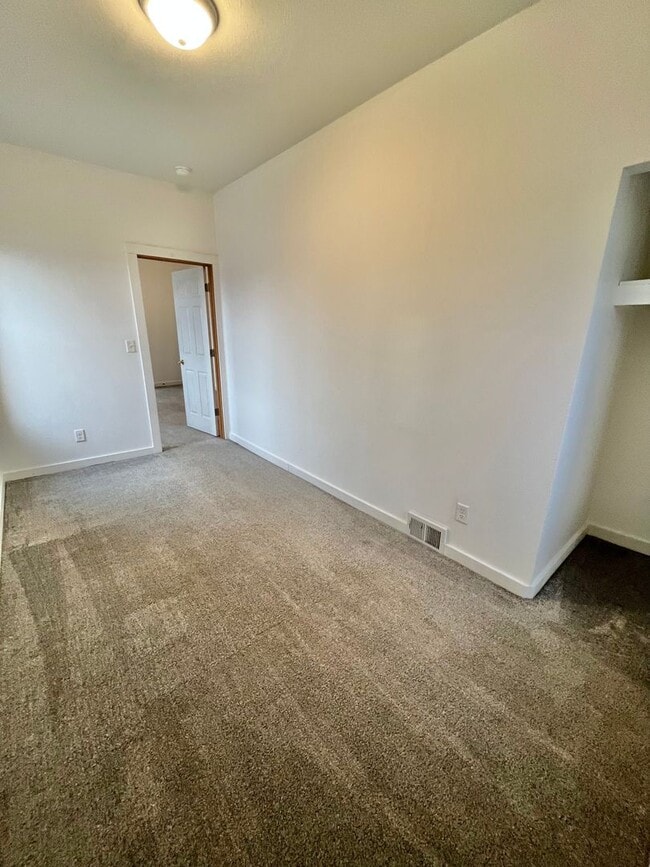 Building Photo - 424 W 6th St