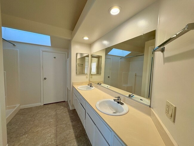 Building Photo - Beautiful Two Story Home with Large Yard - Oceanside