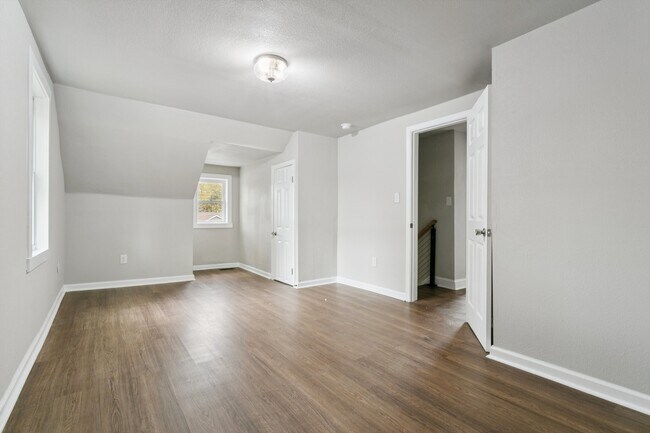 Building Photo - 924 Ivy Ave