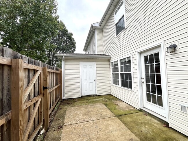Building Photo - INDIAN PARK END UNIT TOWNHOME!
