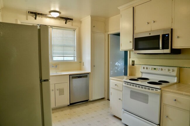 Building Photo - Charming & Spacious 3BR/2BA Lower-Level Ho...