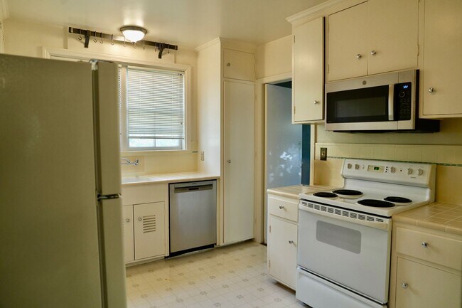 Building Photo - Charming & Spacious 3BR/2BA Lower-Level Home in Prime Baywood Location