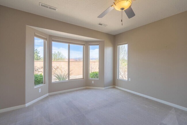 Building Photo - Bright & Beautiful 2 Bedroom Home in Sun R...