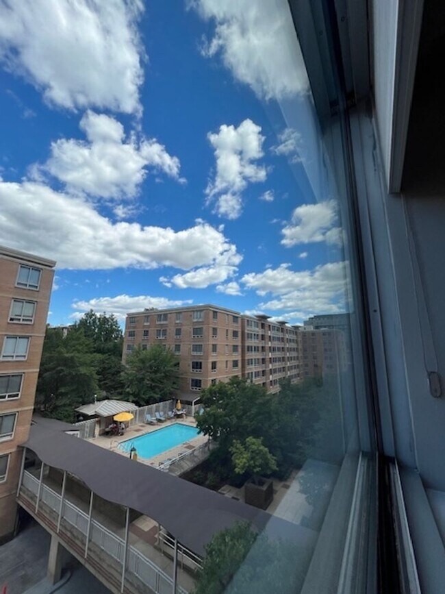 Building Photo - Updated 1+ 1 condo w/ Parking in SW DC -