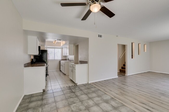 Building Photo - 2 Bedroom Townhome with 2 car attached garage in Henderson
