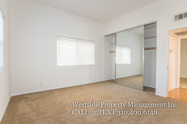 Building Photo - Bright Corner Condo 2+2 - Trendy Mar Vista...