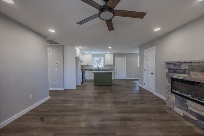 Building Photo - 17 Dillow Dr