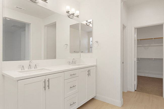 Building Photo - 2116 Solara Ln