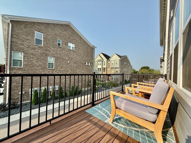 Building Photo - Central, luxury townhome in the heart of Liberty