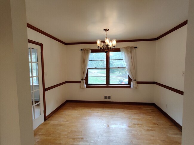 Building Photo - 3 bedroom home , detached garage, multiple living areas